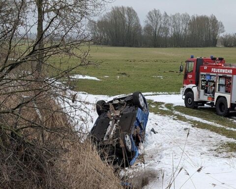 Schwerer Verkehrsunfall auf B 209: Fahrzeug verunfallt, Feuerwehr befreit Senioren aus Auto.