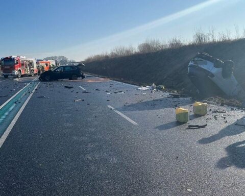 Zwei beschädigte Autos auf Bundesstraße, Rettungsdienste und Polizeiarbeit sichtbar.