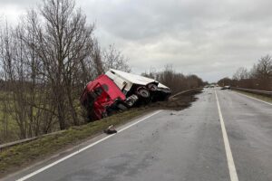 Ein schwerer Verkehrsunfall auf der Bundesstraße 72 mit eingeklemmtem Autofahrer und Lkw.