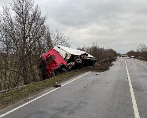 Ein schwerer Verkehrsunfall auf der Bundesstraße 72 mit eingeklemmtem Autofahrer und Lkw.