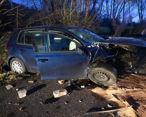 Unfallfahrzeug gegen Brückengeländer, Polizei vor Ort, Verletzte wird ins Krankenhaus gebracht.