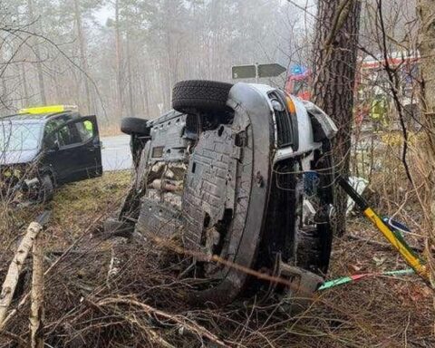 Schwerer Verkehrsunfall: Einsatzkräfte befreien Verletzte aus beschädigten Fahrzeugen an Kreuzung.