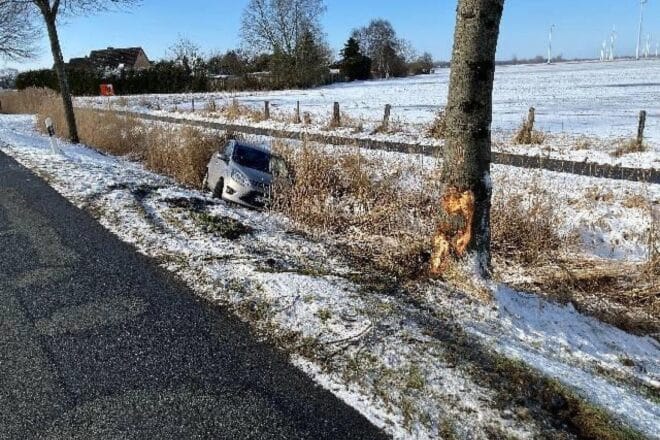 Schwerer Unfall bei Nordleda durch Sommerreifen und Winterglätte