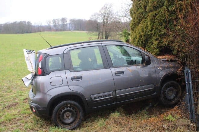 Schwerer Unfall in Overath – Fahrer nach Kollision mit Strommast in Lebensgefahr