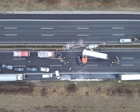 Schwerer Verkehrsunfall auf Autobahn mit Lkw und Pkw, viele Verletzte, Autobahn gesperrt.