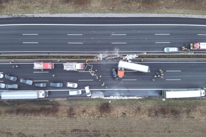 Schwerer Unfall mit vier Fahrzeugen auf A7 bei Seesen führt zu langer Vollsperrung