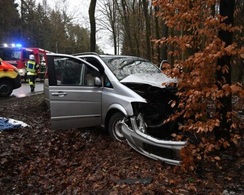 Schwerer Verkehrsunfall mit Pkw, Rettungshubschrauber, Polizei und gesperrte Straße im Heidekreis.