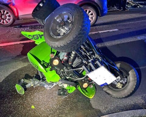 Quad-Fahrer nach Unfall auf L307 schwer verletzt, Auto und Quad deutlich erkennbar.