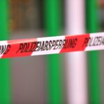 Polizeiabsperrung nach tödlichem Verkehrsunfall auf Autobahn; Ermittlungen laufen.