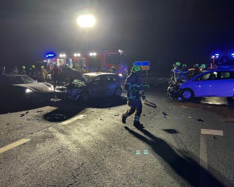 Verkehrsunfall mit Verletzten, Feuerwehr im Einsatz, beschädigte Fahrzeuge an einer Kreuzung sichtbar.
