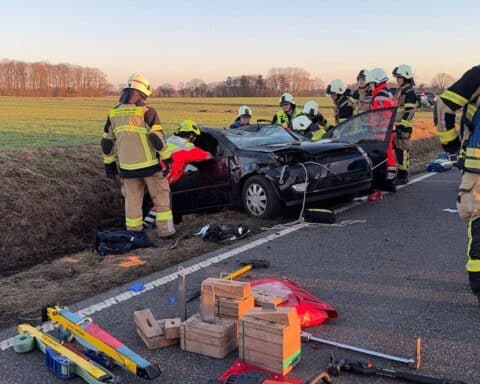 Verkehrsunfall mit verletzter Person, Feuerwehr und Rettungskräfte bei Einsatz an Unfallstelle.