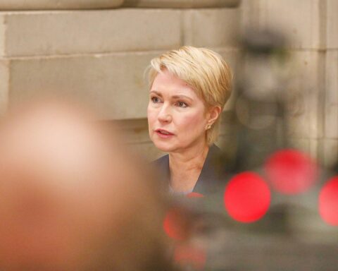 Manuela Schwesig, SPD-Politikerin, kritisiert CDU-Angriffe auf den Sozialstaat und Zahnarztkosten.