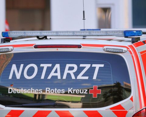 Notarzt bei Unfallaufnahme, verletztes Mädchen wird behandelt, Verkehrsituation in Bielefeld.
