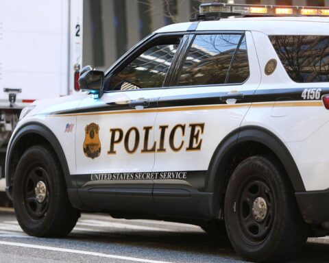 Einsatzkräfte am Mar-a-Lago-Anwesen, nach Schusswechsel mit Eindringling, Sicherheitslage angespannt.