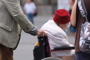 Seniorin im Rollstuhl symbolisiert Fortschritte und Herausforderungen der Inklusion in Hamburg.