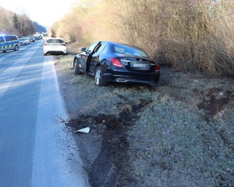 Verkehrsunfall auf B64: Schwarz-Mercedes, weißer Ford Fokus, Polizei ermittelt, Lkw flüchtig.