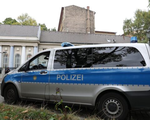 Polizei sichert jüdische Einrichtung in Berlin nach internationalen Konflikten. Security steigt aufgrund von Angriffe.