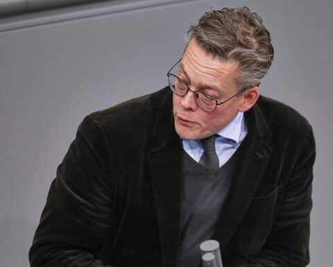 Politiker diskutieren systematische Auswertung der Epstein-Akten für deutsche Sicherheitsbehörden und mögliche Verflechtungen.