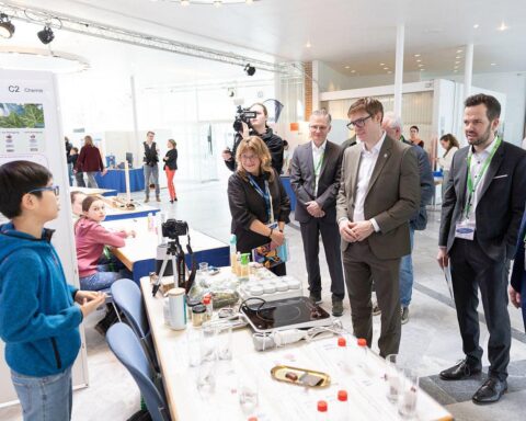 Oberbürgermeister Kleemann präsentiert die Sieger von "Jugend forscht" in Sindelfingen.