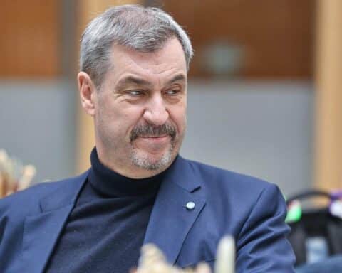 Markus Söder verteidigt Mütterrente, betont Respekt für Frauen, die Kinder erzogen haben.