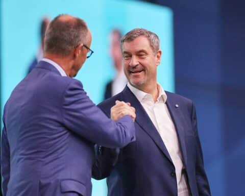 Friedrich Merz und Markus Söder auf Parteitag, starke Unterstützung und Lob für Merz' Führung.