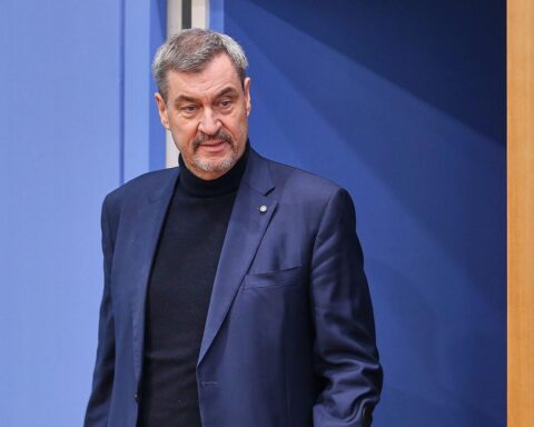 Markus Söder überreicht Förderbescheid für Mondkontrollzentrum in Bayern. Raumfahrt, Technologie, Zukunft.