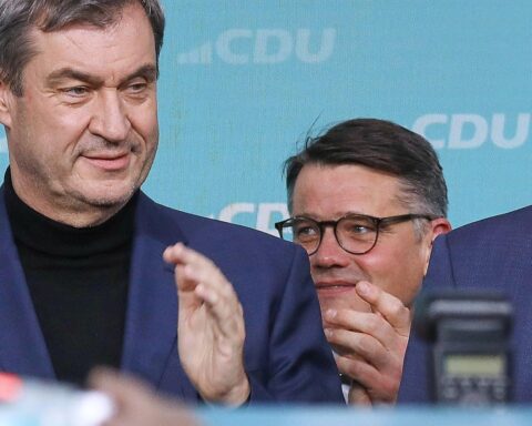 Markus Söder und Boris Rhein diskutieren Reformen im Länderfinanzausgleich in München.