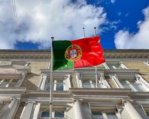 Sieger der Präsidentschaftswahl in Portugal: António José Seguro mit sozialistischer Flagge.