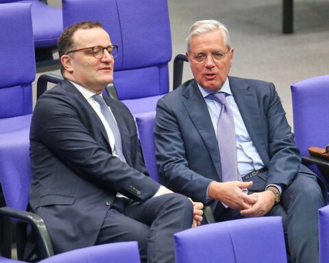 Jens Spahn und Norbert Röttgen diskutieren europäische Unabhängigkeit und Sicherheitspolitik.