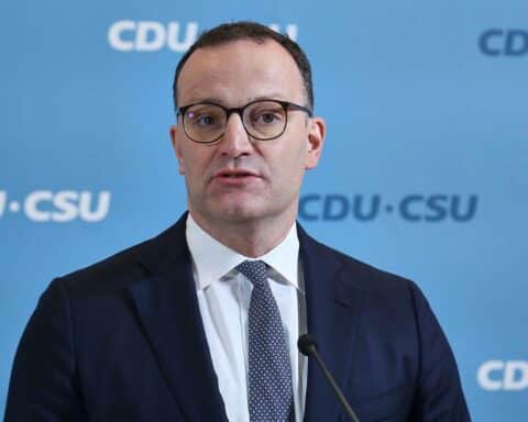 Jens Spahn kritisiert die Akzeptanz der AfD in den USA und Donald Trumps Äußerungen.