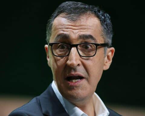 Brandanschlag auf Cem Özdemir verhindert: giftiges Röhrchen entdeckt, gefährliche Situation bei Wahlkampfveranstaltung.