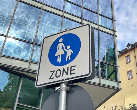 Ein sicherer Schulweg mit Kindern, Spielplätzen und Verkehrssicherheitsmaßnahmen in Brandenburg.