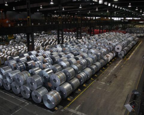 Stahlwerke in Europa, Industrieproduktion, EU-Kommission, Diskussion über "Buy European"-Regeln.