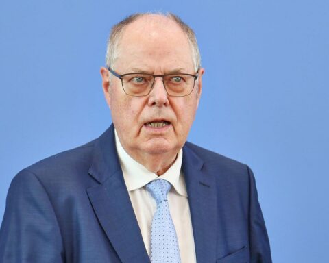 Peer Steinbrück spricht vor Publikum über notwendige Staatsmodernisierung in Deutschland.