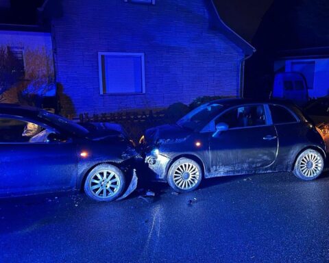 Verfolgungsfahrt endet mit Unfall: beschädigte Autos, Polizei vor Ort, Fahrer festgenommen.