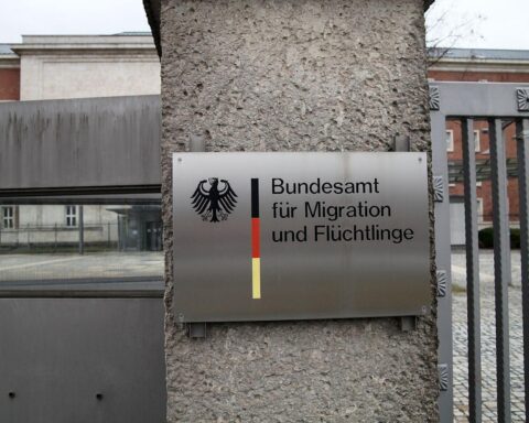 Symbolische Bilder von Integrationskursen, Menschen in Interaktion, Bildung und kulturellem Austausch.