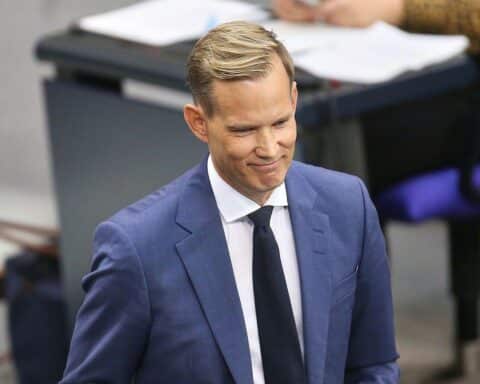 Hendrik Streeck fordert Verbot von geschmackvollen E-Zigaretten zur Gesundheitsförderung für Jugendliche.