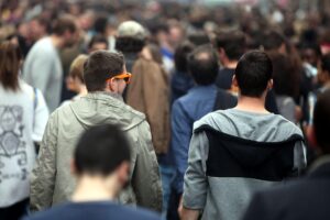 Jugendliche diskutieren über Social-Media-Schutz, Sorgen um Manipulation und digitale Sicherheit stehen im Vordergrund.
