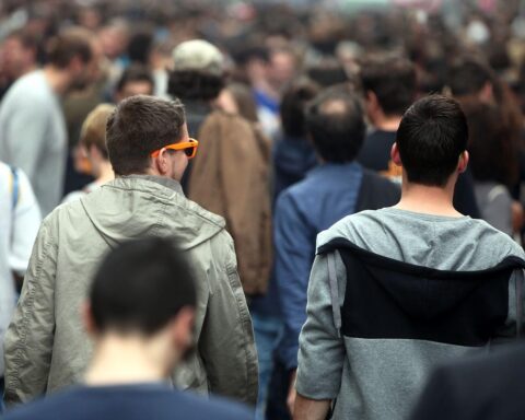 Jugendliche diskutieren über Social-Media-Schutz, Sorgen um Manipulation und digitale Sicherheit stehen im Vordergrund.