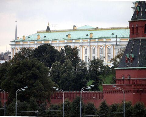 Kremlmauer mit Blick auf EU-Sanktionen und Militärgüter-Transport nach Russland.