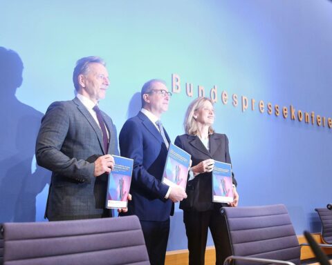 Studienpräsentation zu Gewalt in Deutschland: Dunkelfeld, niedrige Anzeigequoten, betroffene Gruppen im Fokus.