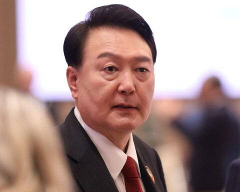 Yoon Suk-yeol im Gericht, vorverurteilt wegen Aufstands, symbolisiert politische Instabilität in Südkorea.