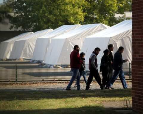 Flüchtlinge leben in Zeltlagern in Nordsyrien, symbolisieren humanitäre Krise und Rückkehrproblematik.