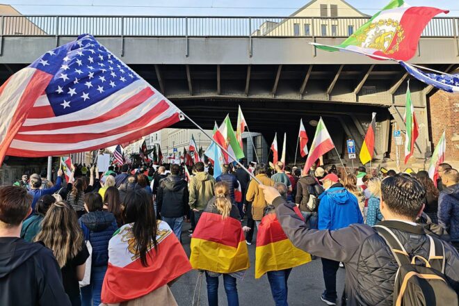 Tausende begrüßen bei Demo in Berlin Angriff auf den Iran