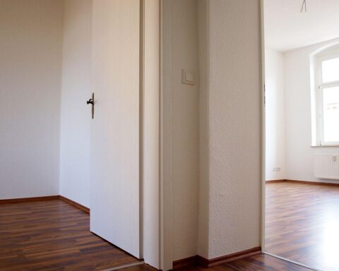 Leerstehende Wohnung, Schild mit "zu vermieten", Zeichen der Wohnungsknappheit in Deutschland.