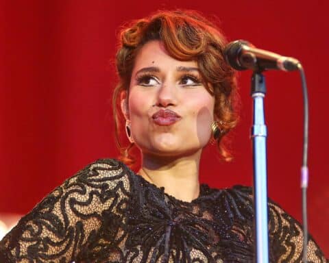 Taylor Swift triumphiert in den deutschen Charts mit "Opalite", gefolgt von starken weiblichen Künstlerinnen.