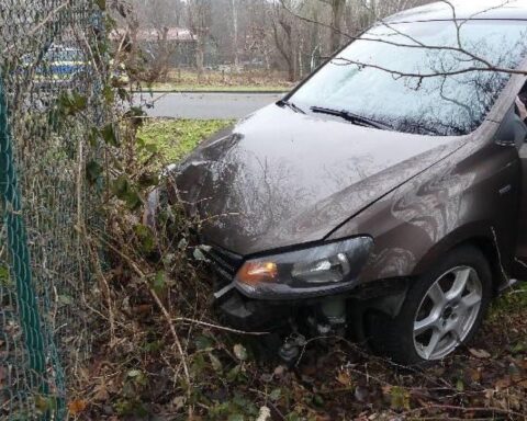 Unfallauto im Graben nach Lenkungsversagen; Frau verletzt, erheblicher Sachschaden.