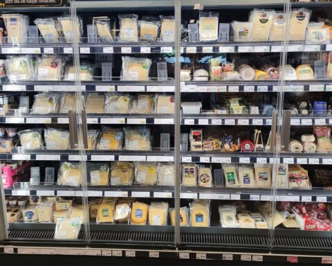 Käseregal im Supermarkt als Symbol für Preisentwicklung und Verbraucherpreise in der Region.