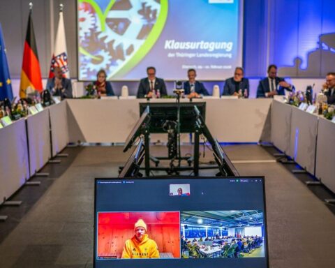Liveschalte mit Max Langenhahn, Thüringer Regierungsvertreter gratulieren zur Olympiagoldmedaille.
