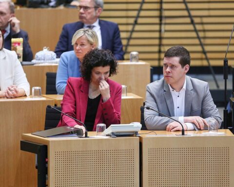 Thüringer SPD-Fraktion unterstützt elektronische Fußfessel für besseren Schutz vor häuslicher Gewalt.